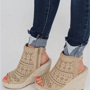 VERY G GLORIA LASER CUT WEDGES - GUC - SIZE 8.5